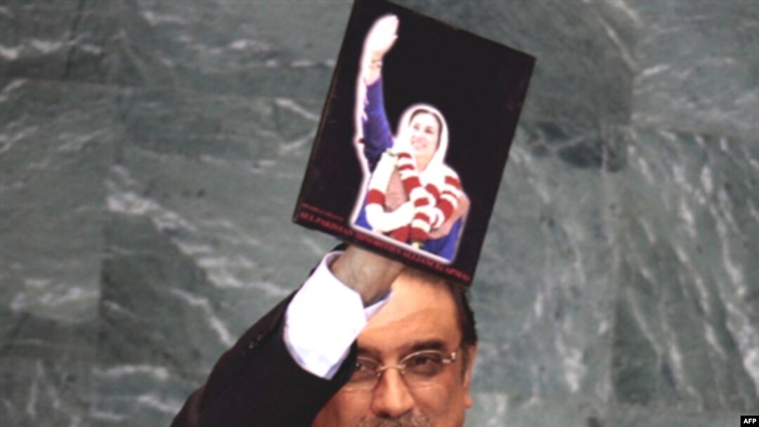 Asif Ali Zardari holds a photo of his slain wife as he speaks at the UN.