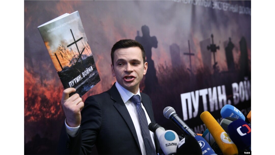 Друг і соратник Бориса Нємцова Ілля Яшин під час презентації доповіді «Путін. Війна». Москва, 12 травня 2015 року