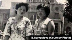 Бүбүкан Досалиева жана Бурулкан Турдубек кызы студенттик кезде. 1970-жылдардын аягы