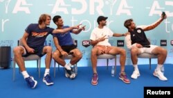 Sportivii participanți la Adria Tour (în imagine Alexander Zverev, Novak Djokovici, Grigor Dimitrov și Dominic Thiem) au ignorat măsurile de prevenire a răspândirii Covid. Mai mulți dintre ei, inclusiv Djokovici s-au îmbolnăvit de Covid.