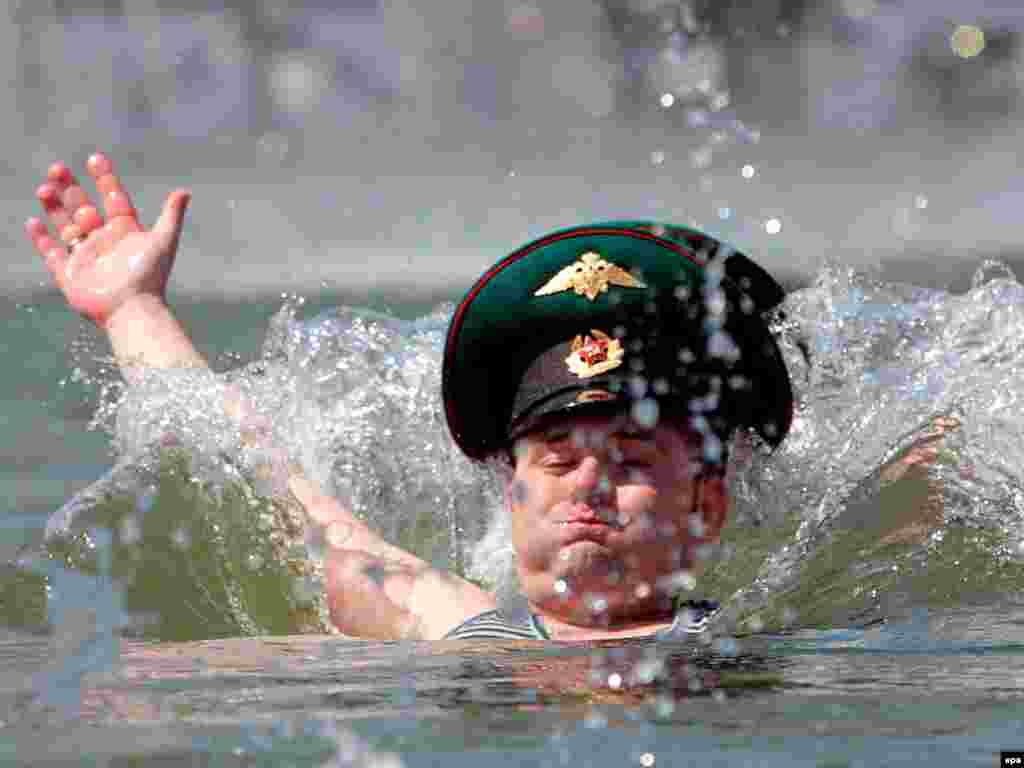 Rusija - Dan graničara - U parku Gorky u Moskvi, ovaj je graničar proslavio svoj praznik kupanjem na temperaturi od 29 stupnjeva. 