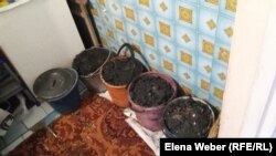 Уголь в вёдрах в квартире многоэтажного дома в Карагандинской области. Иллюстративное фото.