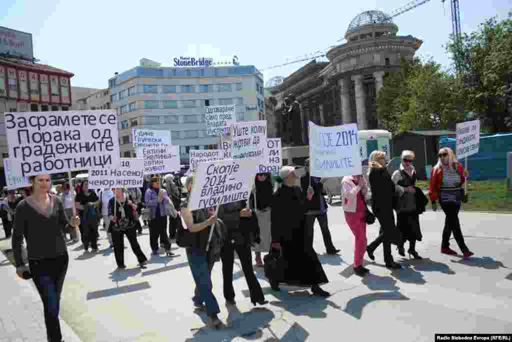 Членки на организациите на жени на НСДП и СДСМ протестираат против Владата и проектот &bdquo; Скопје 2014&ldquo; откако на градилиштето загинаа двајца работници