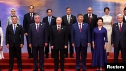 Și în fotografia de grup, Putin și Xi au stat unul lângă celălalt. Tianjin, China, 31 august 2025.