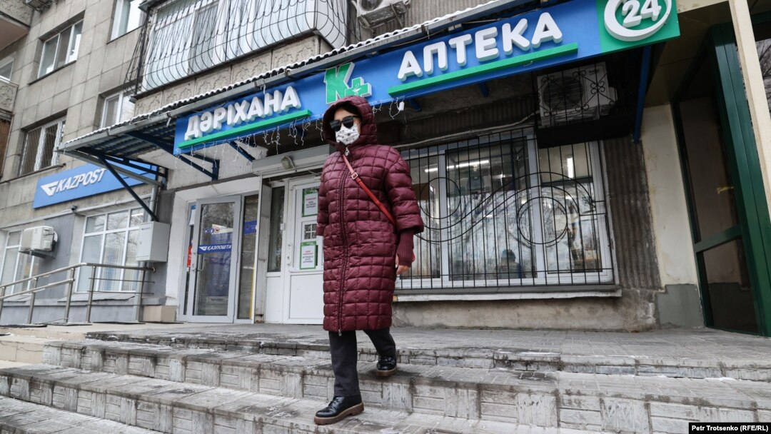 Женщина выходит из аптеки. Алматы, 9 декабря 2020 года.
