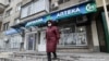 Женщина на выходе из аптеки в Алматы. Декабрь 2020 года.