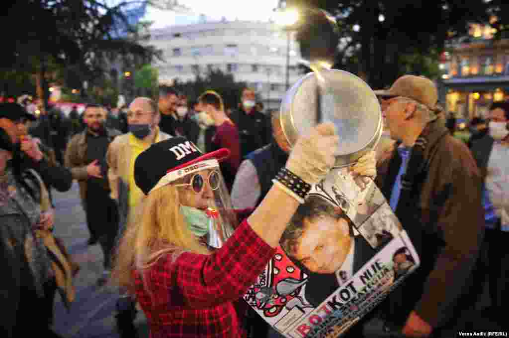 Okupljeni su udaranjem u šerpe, duvanjem u pištaljke i vuvuzele iskazali nezadovoljstvo potezima vlasti u vreme epidemije korona virusa.