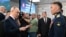 Президент России Владимир Путин беседует с военнослужащим и обладателем звания «Герой России» Дашибалом Мункожаргаловым во время посещения Бурятского государственного университета в Улан-Удэ, Россия, 10 августа 2026 года