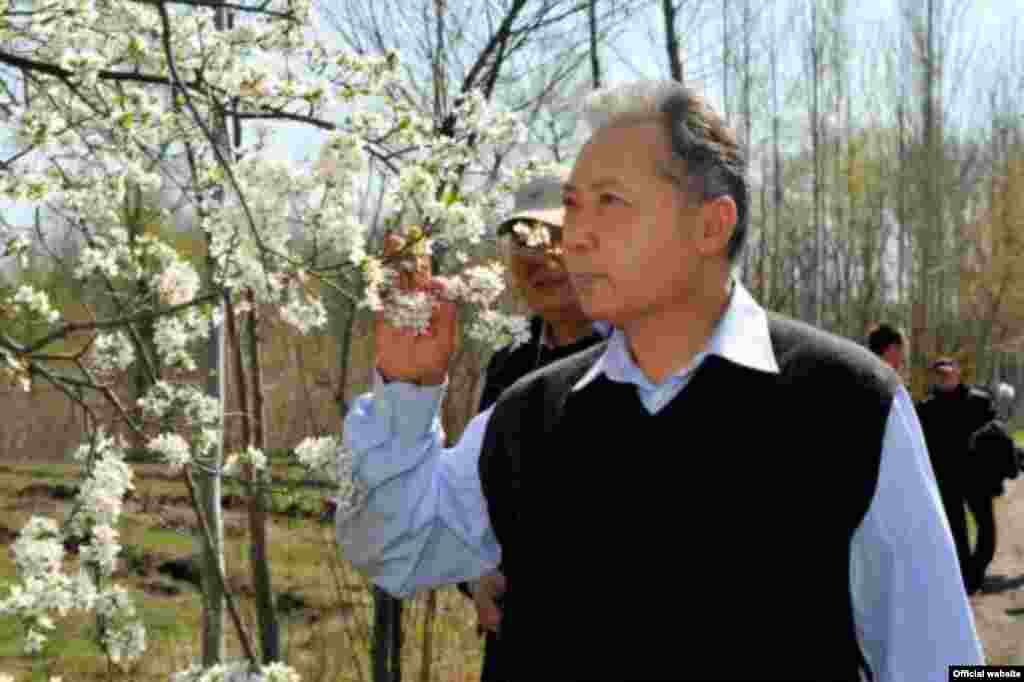 Ишембиликтен соң президент журналисттер менен дасторкон үстүндө да баарлашты. - Кыргызстан -- Президент Курманбек Бакиев ишембиликте, 4-апрель, 2009