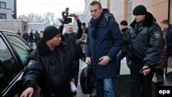 Ռուսաստան - Ալեքսեյ Նավալնին դատական կարգադրիչների ուղեկցությամբ դուրս է գալիս իր գրասենյակից, Մոսկվա, 31-ը հունվարի, 2017թ․