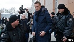 Алексея Навального принудительно отправляют в Киров на суд по делу "Кировлеса"