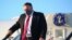 Mike Pompeo prilikom dolaska u posetu Velikoj Britaniji, na aerodromu u Londonu 20. jula 2020.