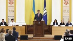 Vitali Klitschko (standing) took the Kyiv mayoral oath during a session of the city council on June 5.