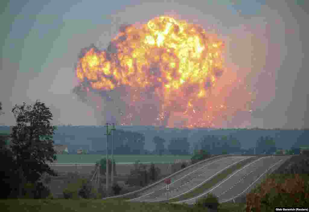 Smoke and flames rise amid explosions at a military depot near the town of Kalynivka, central Ukraine, September 27, 2017.&nbsp;Some 30,000 people were evacuated. (Reuters/Gleb Garanich)