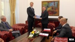 Евроамбасадорот Аиов Орав му го презентира извештајот на ЕК за напредокот на Македонија на претседателот Ѓорге Иванов во Скопје.