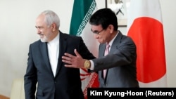 تارو کونو، وزیر امور خارجه ژاپن (راست) و محمدجواد ظریف، همتای ایرانی‌اش.