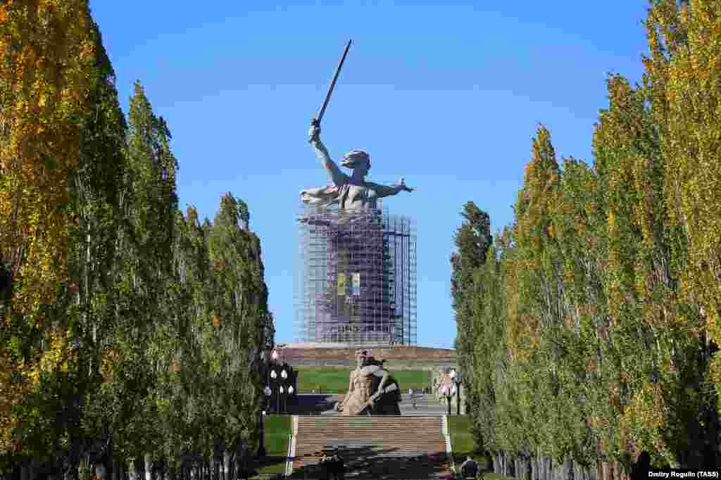 Spomenik &bdquo;Majka otadžbina zove&ldquo; u gradu Volgogradu, na jugu Rusije, 16. oktobra nakon što je deo skele uklonjen tokom renoviranja statue.