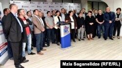 Пока представители оппозиционного политического объединения хранили молчание, грузинские СМИ активно муссировали тему распада «Свободных демократов»