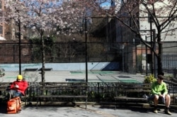 "Социальное дистанцирование" в одном из нью-йоркских парков, 24 марта