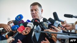 Predesnik Rumunije Klaus Johanis u obraćanju novinarima posle glasanja u Bukureštu