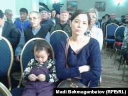 Акмарал Блялова (справа), жена арестованного гражданского активиста Болатбека Блялова. Астана, 20 ноября 2015 года.