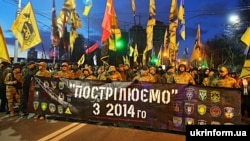 Участники марша украинских добровольцев по дороге в посольство России в Украине. Киев, 14 марта 2020 года 