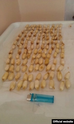 Рентген муҳожир қорнида 169 контейнер борлигини аниқлади