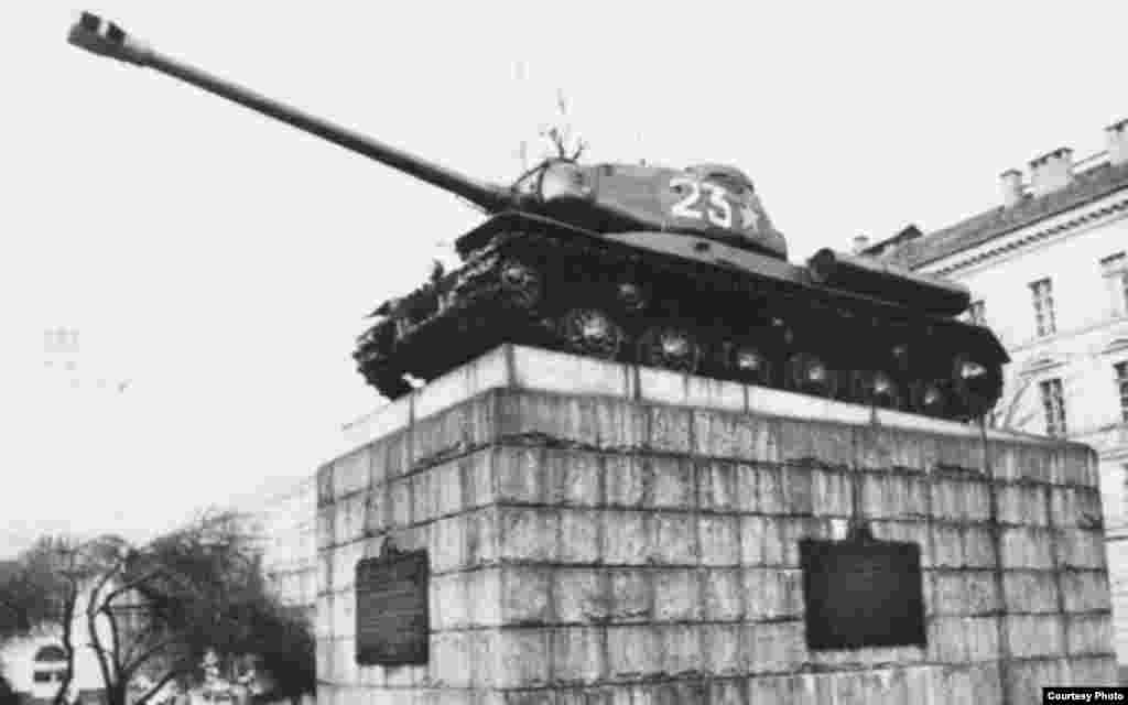 Памятник советским танкистам в Праге. Здесь видно, что на постаменте стоит танк модели "ИС-2" с бортовым номером "23". 