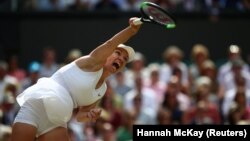 Tenistja Simona Halep gjatë finales kundër Selena Williams në Wibledon. 