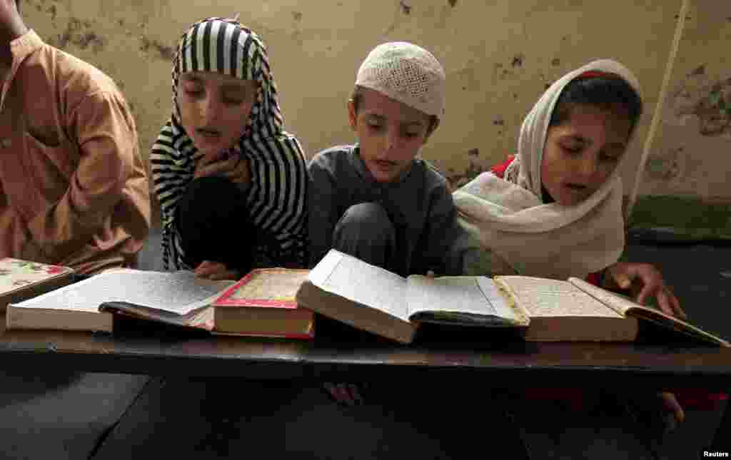 Pakistan. İslamabadda Quran dərsləri öyrənən uşaqlar