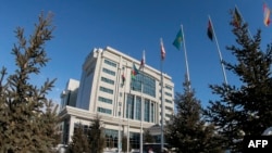 У гостиницы, в которой проходят встречи в рамках мирных переговоры по Сирии. Астана, декабрь 2017 года.