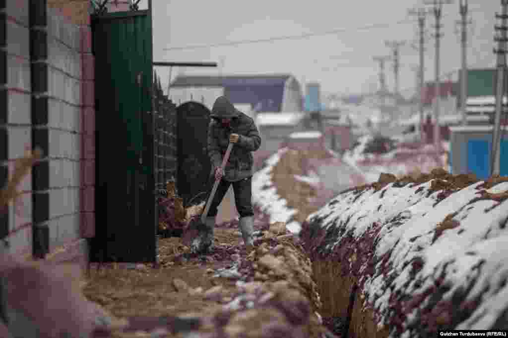 Арык, который выкопали в ожидании воды, засыпало снегом.