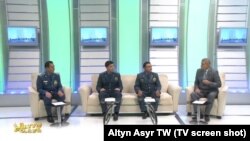 Telegepleşige çagyrylan polisiýa ofiserleri. Arhiw suraty