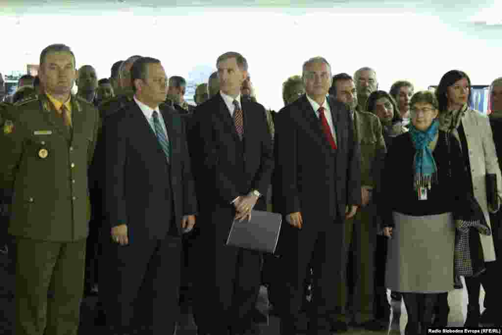 Американскиот амбасадор Пол Волерс, министерот за одбрана Зоран Јолевски и началникот на генералштабот на АРМ Горанчо Котевски на отварањето на изложбата.