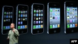 Apple компаниясының маркетинг бойынша директоры Фил Шиллер iPhone 5 телефонын таныстырып тұр. Сан-Франциско, 12 қыркүйек 2012 жыл. 