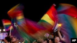 Tel Aviv: în 2018, mii de membri ai comunității LGBTQ din Israel au protestat împotriva legii care bloca accesul cuplurilor gay la mame surogat. Legea a fost modificată radical de Curtea Constituțională în 2022 (Arhivă)