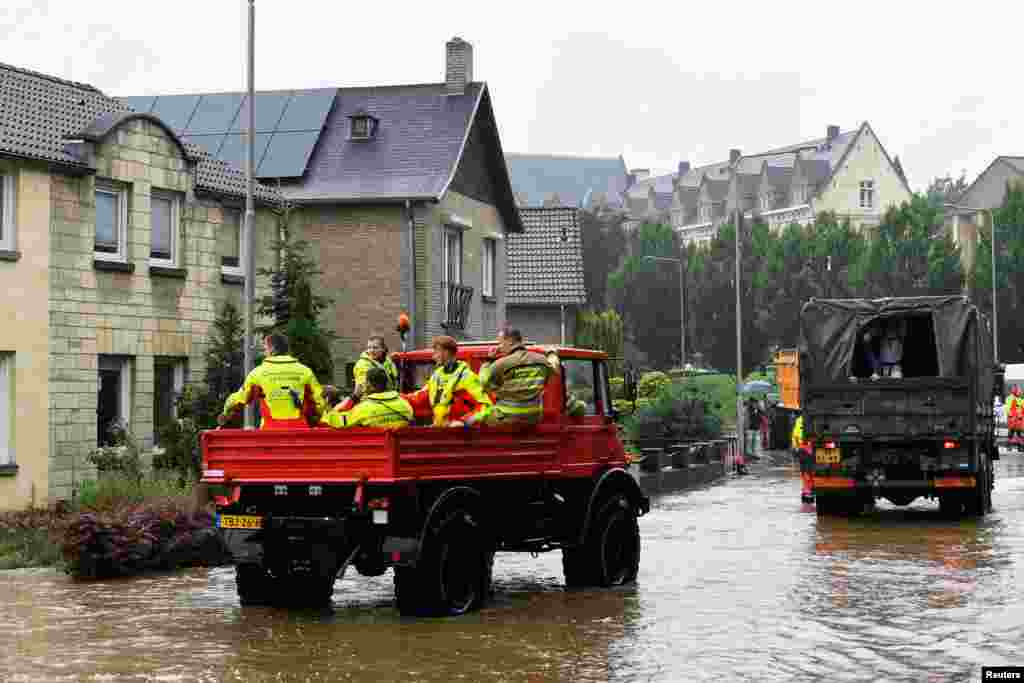 Ezen a holland településen is elöntötte a víz az utcákat. Mentőcsapatok érkeznek Valkenburg városába.