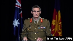 Angus Campbell tábornok, az ausztrál vezérkari főnök számol be a nyomozás eredményéről Canberrában, 2020. november 19-én.
