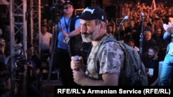Nikol Pașinian vorbind demonstranților la Erevan, 1 mai 2018