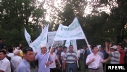 Демонстрация протеста, проведенная кыргызской оппозицией в день выборов президента страны. Бишкек, 23 июля 2009 года. 