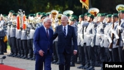 Njemački predsjednik Frank-Walter Steinmeier dočekuje predsjednika SAD-a Joea Bidena u palati Bellevue u Berlinu, Njemačka, 18. oktobra 2024.