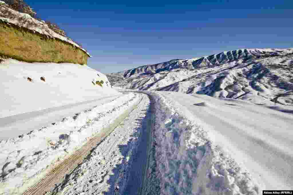 Yolun bəzi hissəsi isə dağın yüksəkliyindən keçir və bu yol qışın oğlan çağlarında demək olar ki, bağlanır.