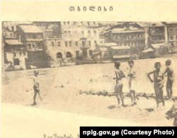 თბილისელი ბავშვები მტკვრის პირას. 1925 წ.