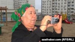 RFE/RL contributor Soltan Achilova gathering photos for her reporting from Turkmenistan in early 2017.