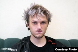 На валасах Стася Дзядова — рэшткі фарбы, якую вылілі міліцыянты. Фота spring96.org
