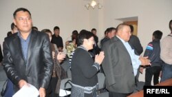 Участники судебного процесса аплодируют вердикту, вынесенному судом присяжных в Атырау. 2009 год. Иллюстративное фото.
