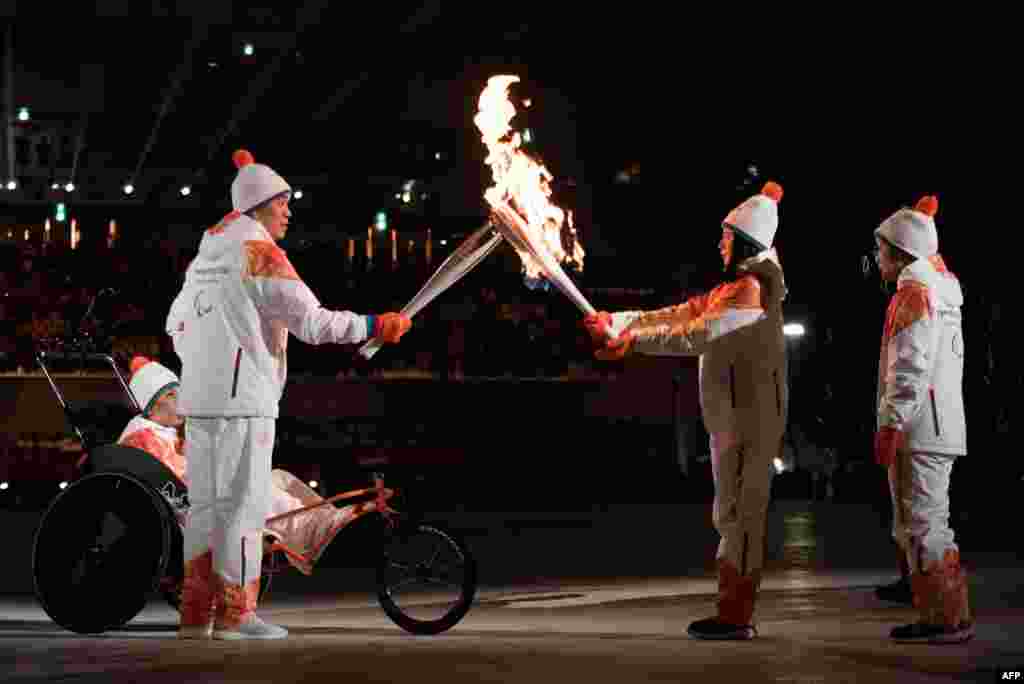 Естафета передачі паралімпійського вогню. Хоча на Паралімпіаді Південна та Північна Корея не виходили під одним прапором, як це було на Олімпіаді, але вогонь запалили спортсмени двох країн