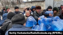 Жителі Покровська беруть безкоштовну питну воду, доправлену до міста гуманітарною місією «Проліска»