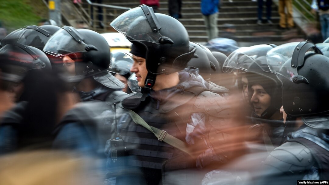 Сотрудники Нацгвардии на митинге в Москве, 10 августа 2019 года