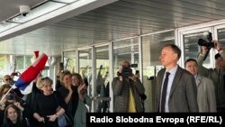 Rektor Univerziteta u Boegradu Vladan Đokić ispred policijske stanice, 18. aprila 2025. godine